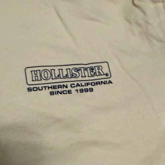 Hollister Men's Beige Short Sleeve Tee - Picture 3 of 4